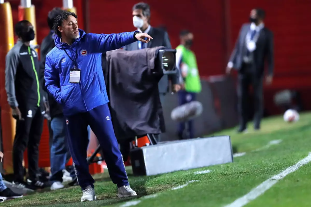 Ο Μιλίτο έριξε μπουνιά σε αντίπαλο προπονητή και συνελήφθη (βίντεο)