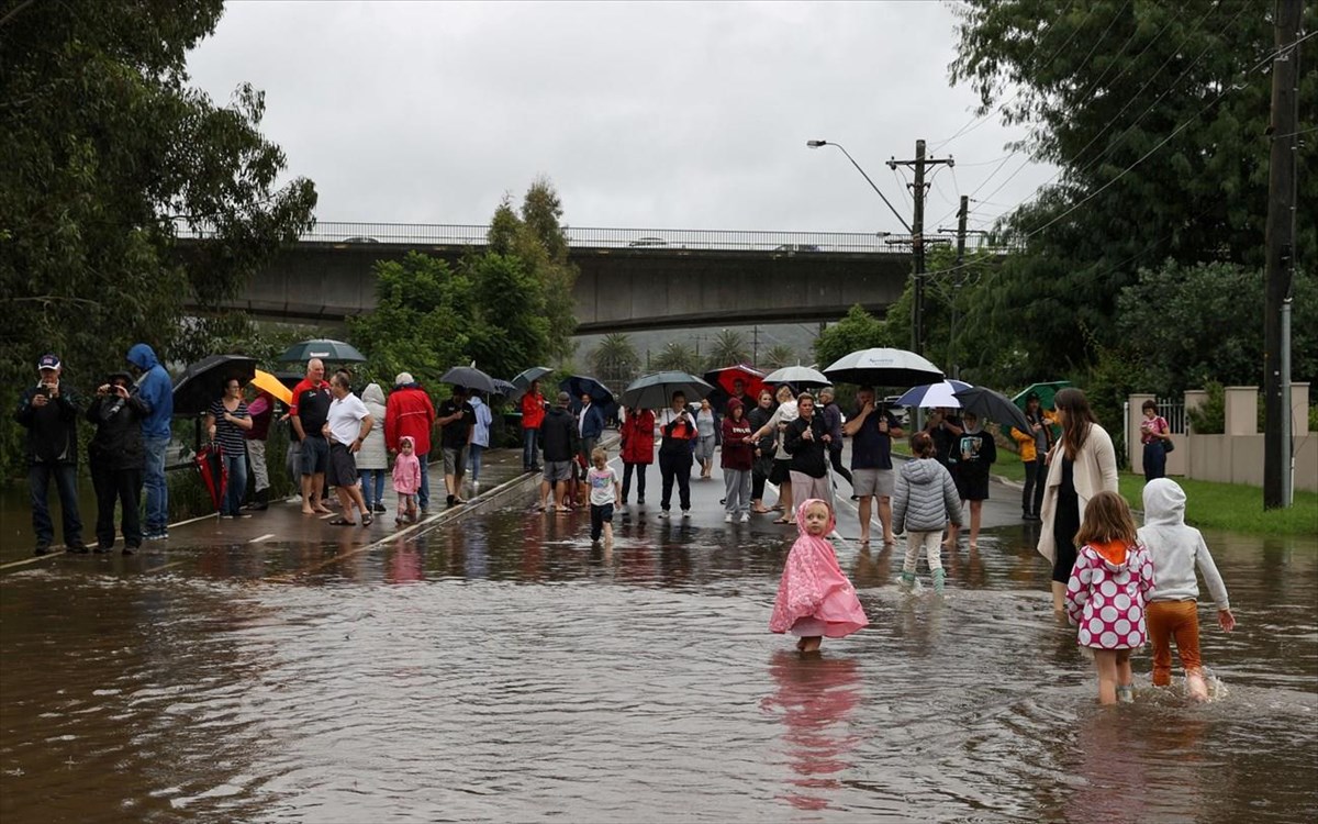 Σφοδρές πλημμύρες πλήττουν το Σίδνεϊ – Χιλιάδες άνθρωποι εγκαταλείπουν τα σπίτια τους (βίντεο)