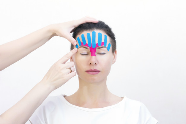 Face taping: Το περίεργο trend στο TikTok που δεν συνιστούν οι ειδικοί