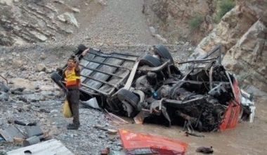 Πολύνεκρη τραγωδία στο Πακιστάν: Λεωφορείο έπεσε σε φαράγγι – Τουλάχιστον 19 νεκροί (φώτο)