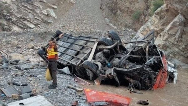 Πολύνεκρη τραγωδία στο Πακιστάν: Λεωφορείο έπεσε σε φαράγγι – Τουλάχιστον 19 νεκροί (φώτο)