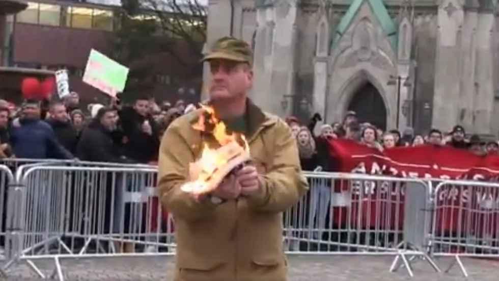 Νορβηγία: Δύο μουσουλμάνες ανέτρεψαν το αυτοκίνητο αντιισλαμιστή που έκαψε δημοσίως το Κοράνι