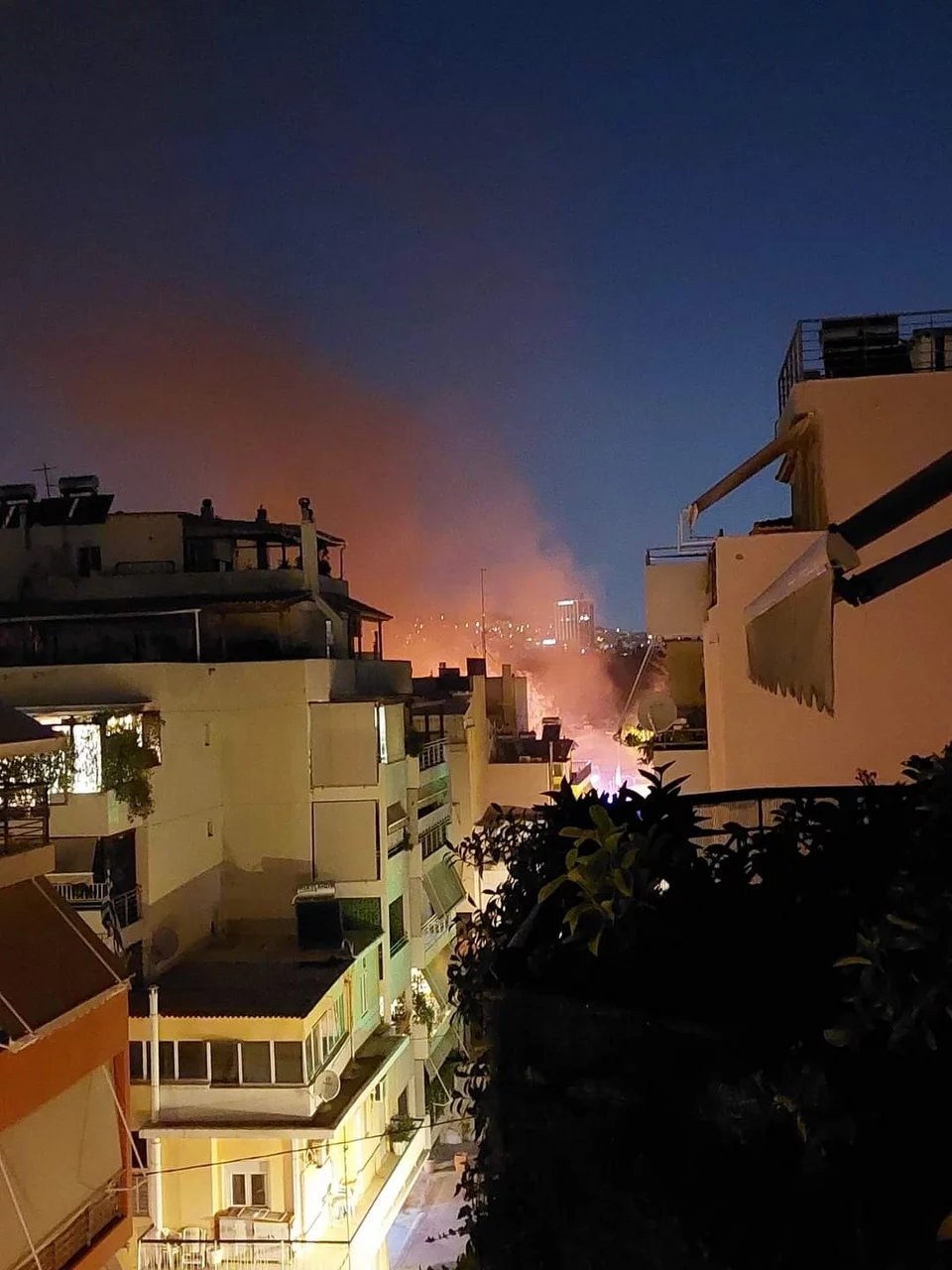 Καισαριανή: Ομάδα 50 ατόμων επιτέθηκε με μολότοφ στην έδρα των ΜΑΤ