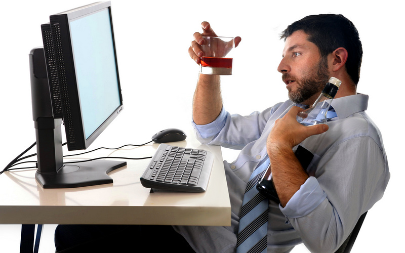 Μελέτη του ΠΟΥ: Οι άνθρωποι που εργάζονται πολλές ώρες τείνουν να πίνουν περισσότερο αλκοόλ