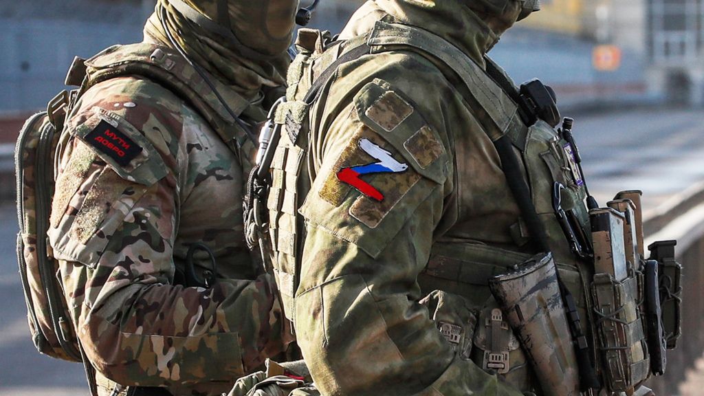 Βίντεο: Ρώσοι στρατιώτες γιορτάζουν με χορούς την κατάληψη του Λισιτσάνσκ