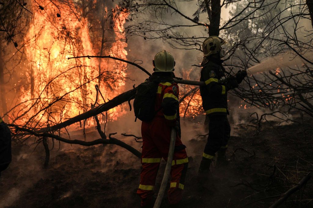 Ανεξέλεγκτη η κατάσταση στην Άμφισσα: Έφτασαν οι φλόγες στην Ιτέα – «Αυτό που συμβαίνει είναι συγκλονιστικό»