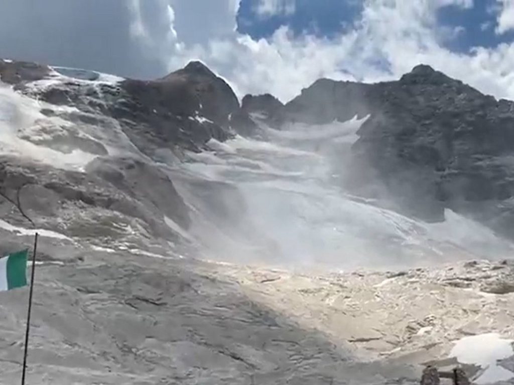 Αποκόλληση πάγου στην Ιταλία: 20 αγνοούμενοι στις Άλπεις – Φόβοι για πολλούς νεκρούς