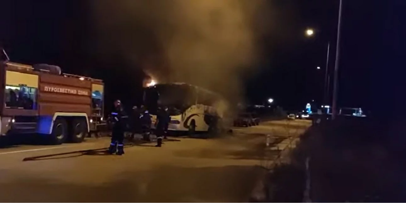 Ηγουμενίτσα: Στις φλόγες τυλίχτηκε λεωφορείο του ΚΤΕΛ που έκανε το δρομολόγιο Κέρκυρα-Αθήνα (βίντεο)