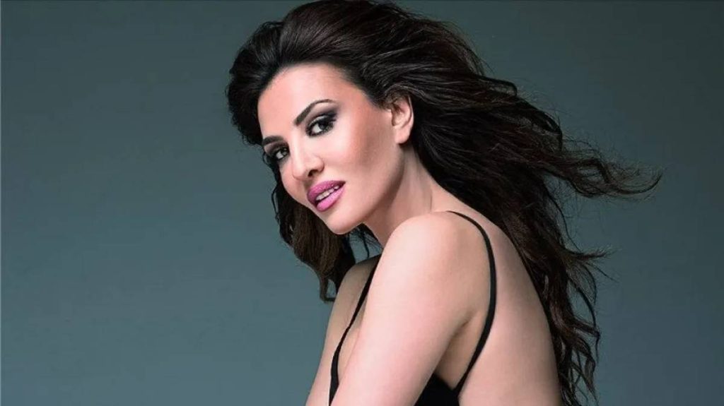 Η Δήμητρα Ματσούκα ποζάρει με μαύρο μαγιό και προκαλεί «εγκεφαλικό» (φώτο)