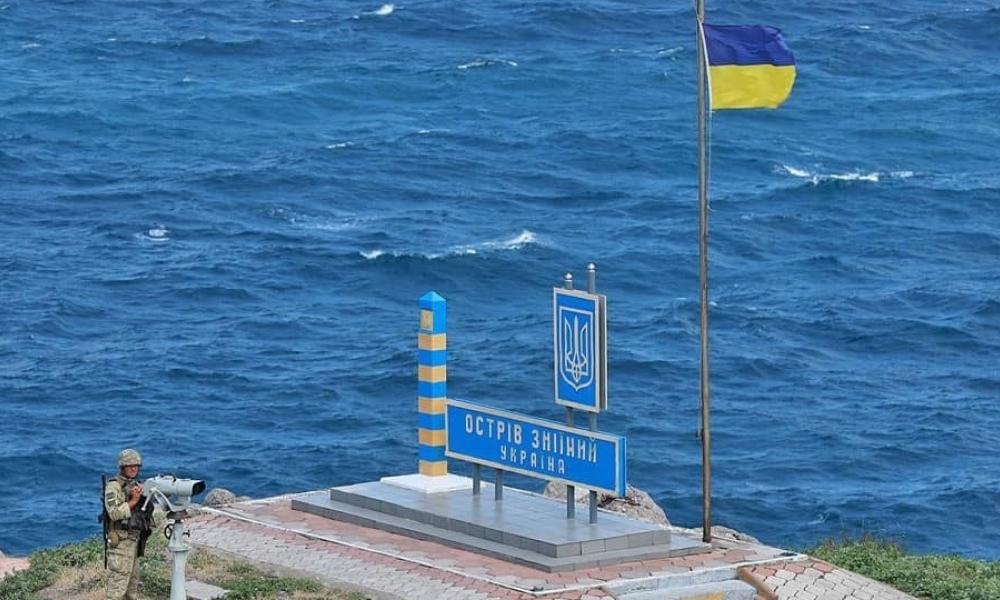 Οι Ουκρανοί ύψωσαν την σημαία τους στο Φιδονήσι