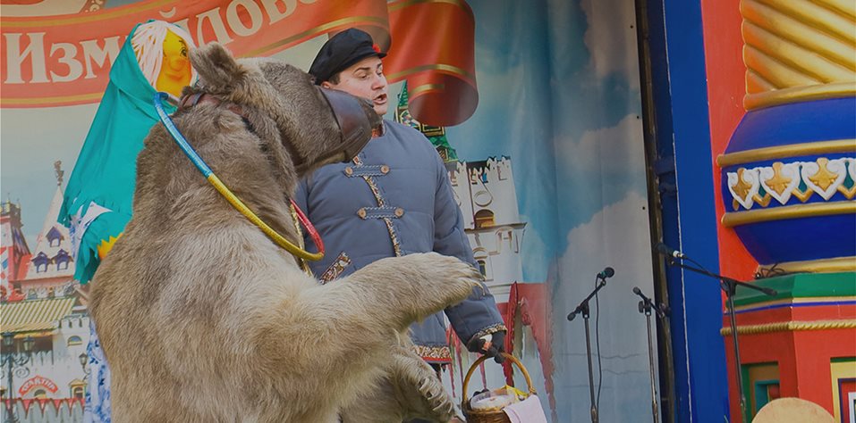 Ρωσία: Η στιγμή που δεμένη αρκούδα σε τσίρκο προσπαθεί να απελευθερωθεί απεγνωσμένα (βίντεο)