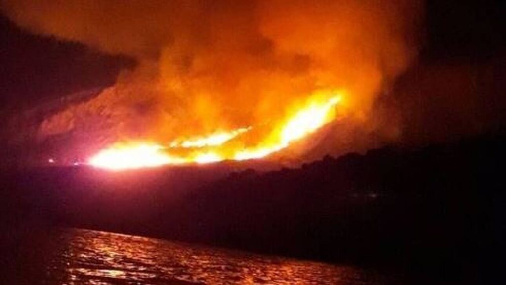 Κολασμένη νύχτα: Μάχη με το πύρινο μέτωπο στην Φωκίδα – Εκκενώθηκε η Βόρεια Ιτέα
