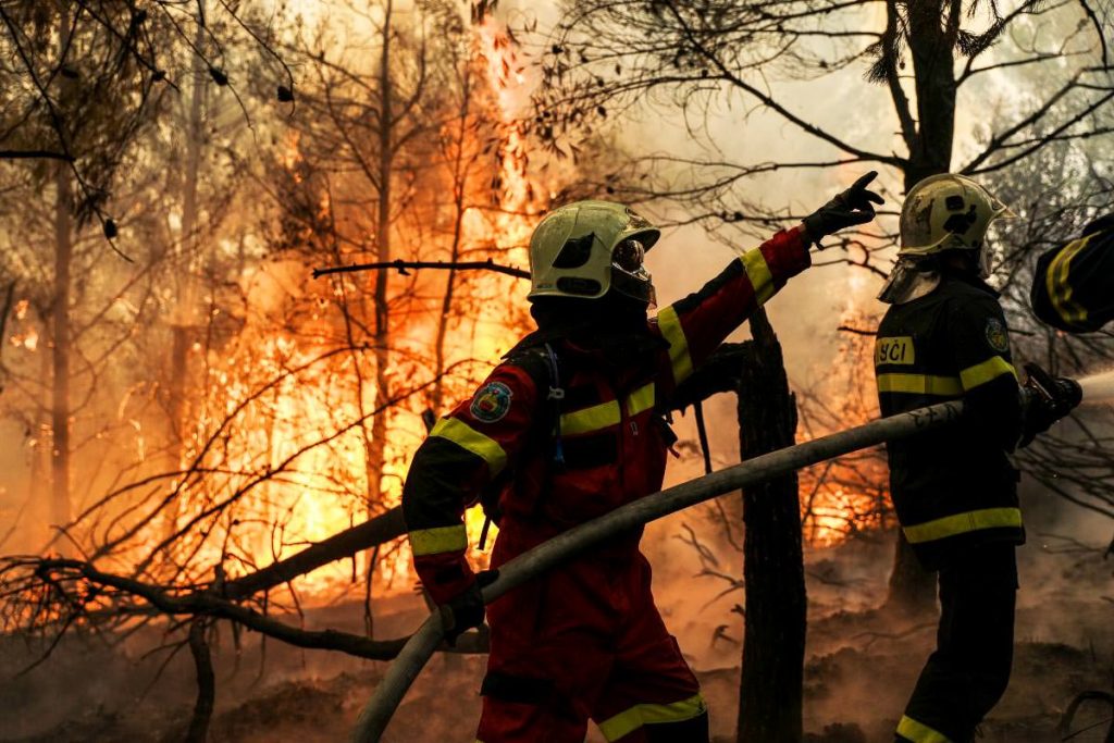 Σε εξέλιξη φωτιά στο Πόρτο Γερμενό: Μήνυμα του 112 για εκκένωση του Μύτικα προς Ψάθα – Κάηκε ένα σπίτι (upd2)