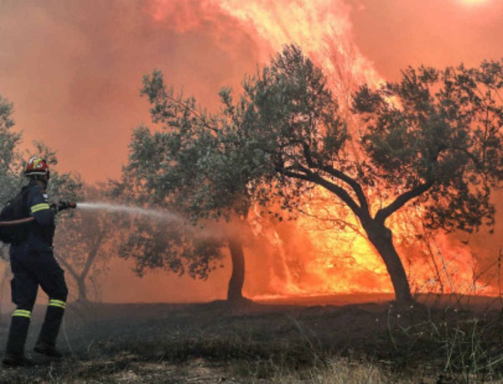 Κόλαση στο Πόρτο Γερμενό: Εκκενώνεται ο Μύτικας – Φωτιά και στο Πικέρμι