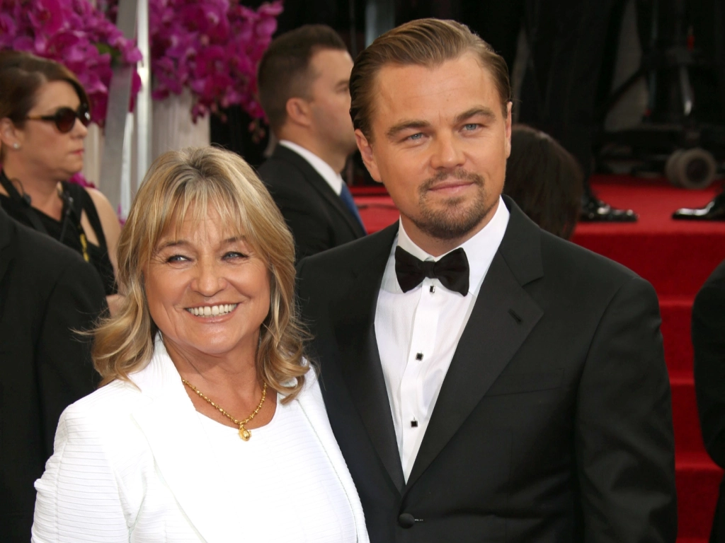 Πέντε διάσημοι άνδρες του Χόλιγουντ που δεν μπορούν να ζήσουν χωρίς τη μαμά τους