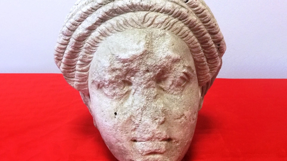 Θεσσαλονίκη: Βρέθηκε μαρμάρινη κεφαλή του 2ου αιώνα π.Χ. μέσα σε διαμέρισμα