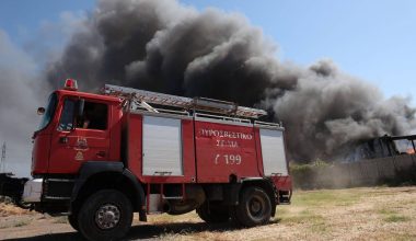 Φωτιά στον Κορυδαλλό: Σπεύδει και ελικόπτερο για την αντιμετώπισή της