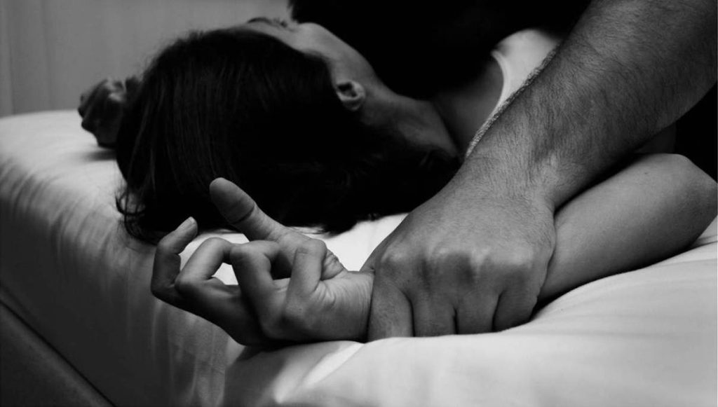 Κάρπαθος: 25χρονη κατήγγειλε πως έπεσε θύμα ομαδικού βιασμού – «Με νάρκωσαν και με βίαζαν ο ένας μετά τον άλλον»