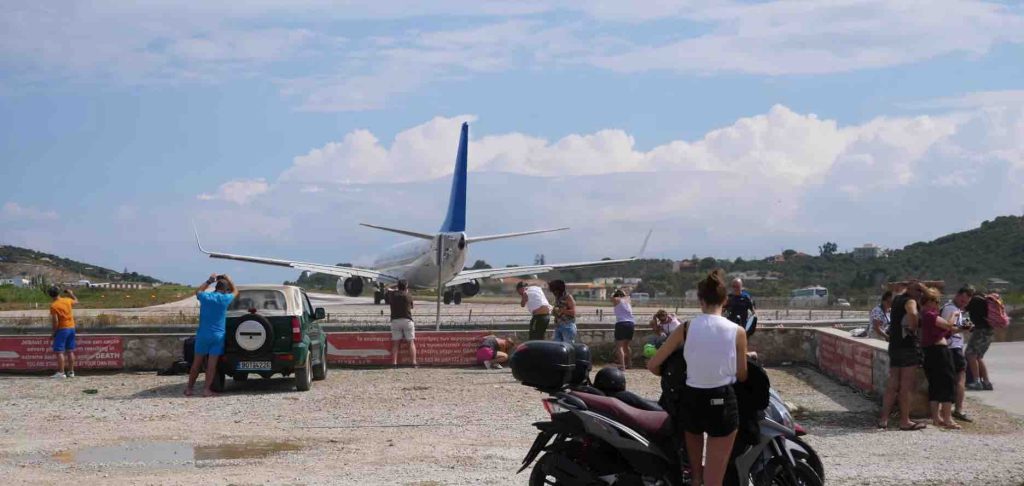 Σοκ στο αεροδρόμιο της Σκιάθου: Τουρίστρια εκτινάχθηκε από τα αέρια τουρμπίνων αεροσκάφους