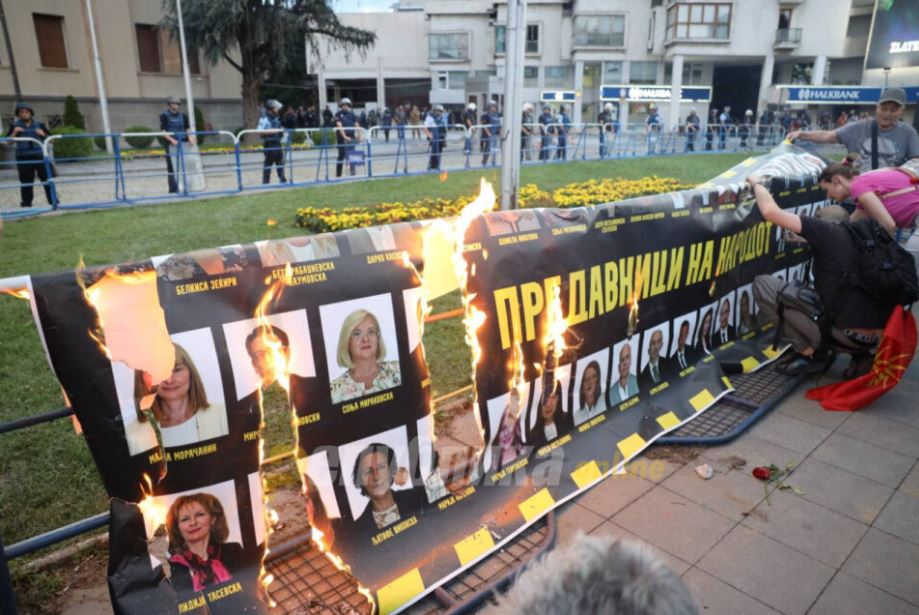 Συνεχίζονται οι διαδηλώσεις στα Σκόπια: «Οι προδότες της “Μακεδονίας” κάηκαν»