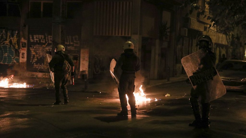 Επεισόδια με μολότοφ στα Εξάρχεια: Τραυματίστηκαν δύο αστυνομικοί – 33 προσαγωγές