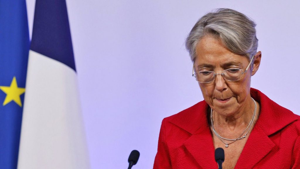 Κυβέρνηση χωρίς… κυβέρνηση στη Γαλλία – Προγραμματικές ενώ πέφτουν με το πρώτο «φύσημα»