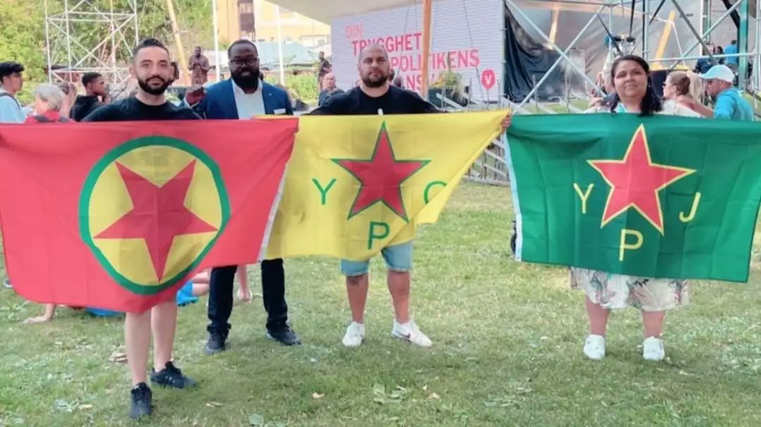 Σουηδία: Μετά τη συμφωνία με την Τουρκία – Οι βουλευτές φωτογραφίζονται με τη σημαία των Κούρδων του PKK!