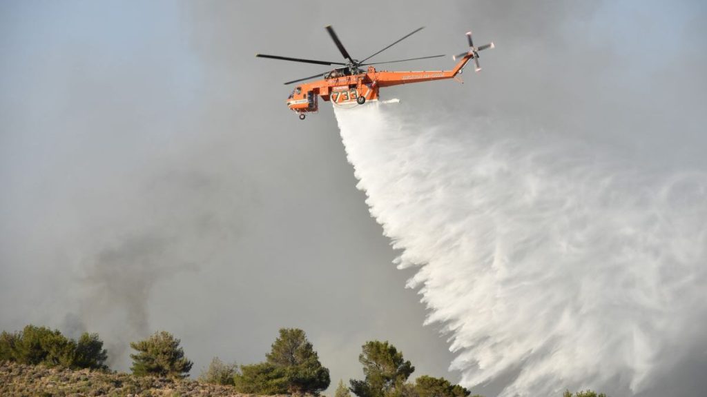 Μαίνεται η φωτιά στην Κορυφή του Πύργου Ηλείας – Ξεκίνησαν τις ρίψεις νερού τα εναέρια μέσα