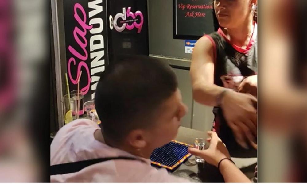 Ίος: Το «έθιμο» με τα σφηνάκια, τα χαστούκια και τους πυροσβεστήρες στους τουρίστες (βίντεο)