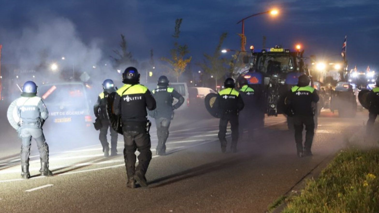 Χάος στην Ολλανδία: Συγκρούσεις αγροτών και αστυνομικών – Βγήκαν τα όπλα και πέσαν πυροβολισμοί (βίντεο)