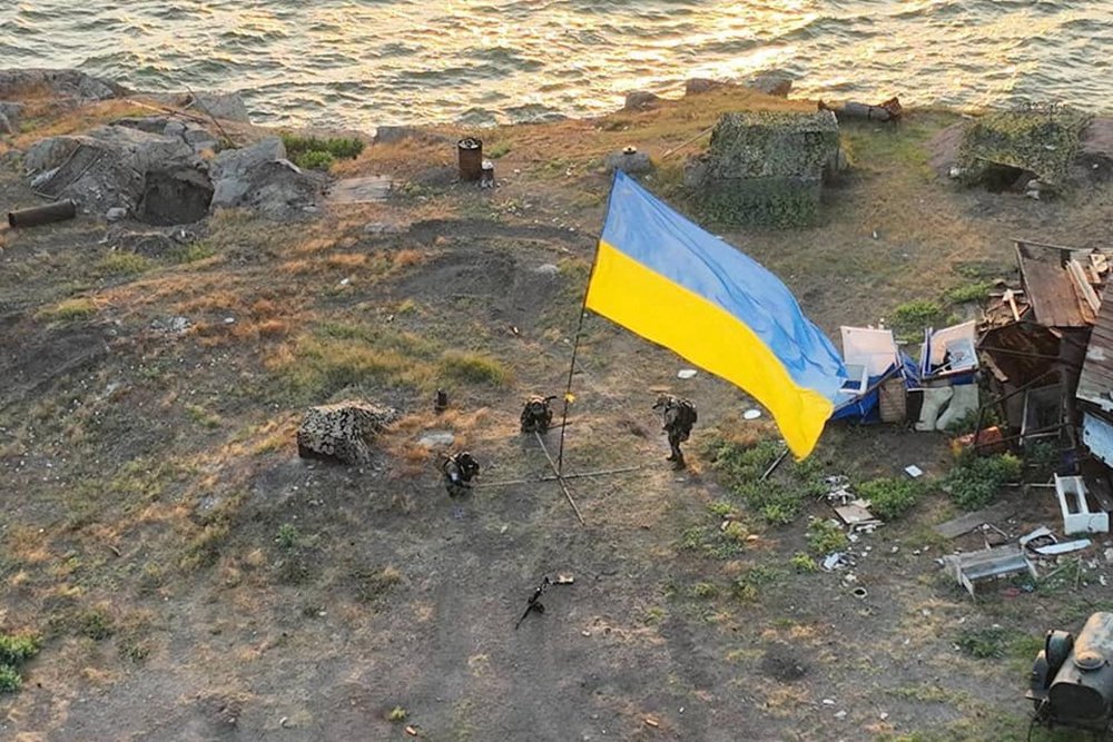 Οι Ουκρανοί έβαλαν σημαία στο Φιδονήσι – Οι Ρώσοι τους βομβάρδισαν