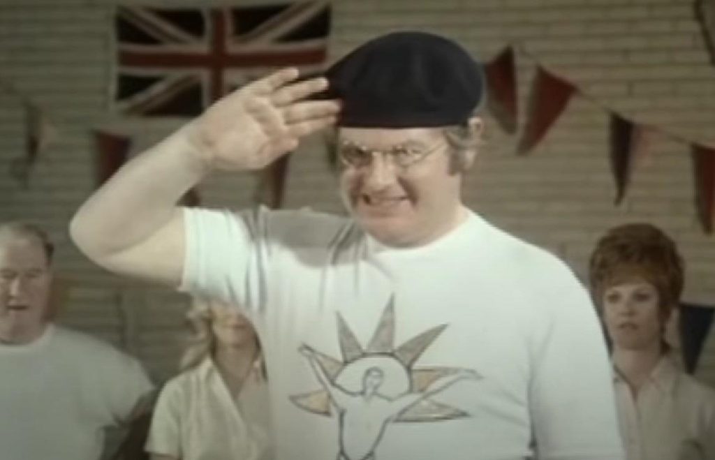 Mε μουσική του Benny Hill περίμενε το Sky News τον Μ.Τζόνσον να ανακοινώσει την παραίτησή του από τους Τόρις