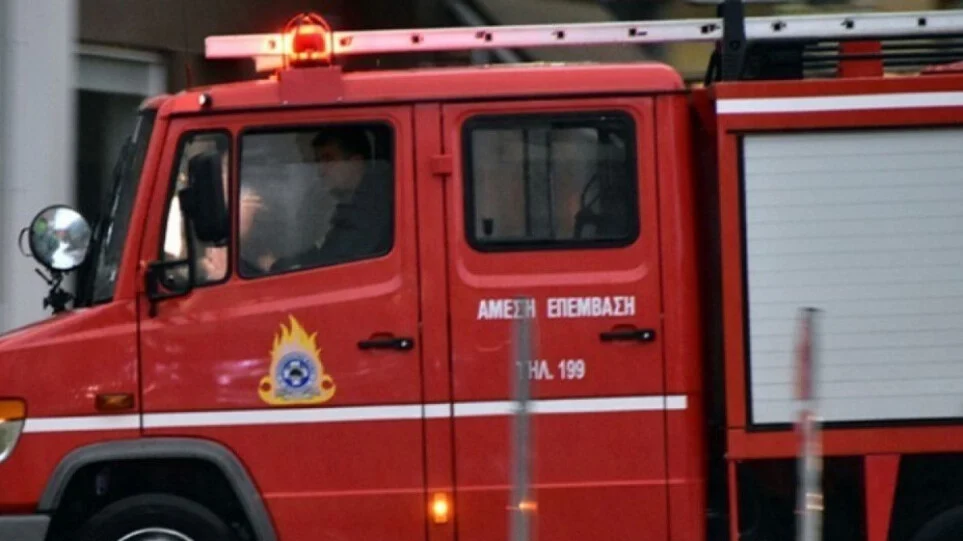 Φωτιά σε κτίριο στο κέντρο της Αθήνας – Τέθηκε υπό έλεγχο