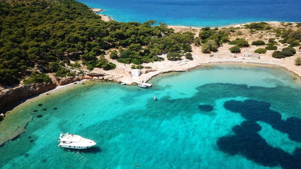 Μονή Αίγινας: Το νησάκι του Σαρωνικού με τα τιρκουάζ νερά και τα… παγώνια