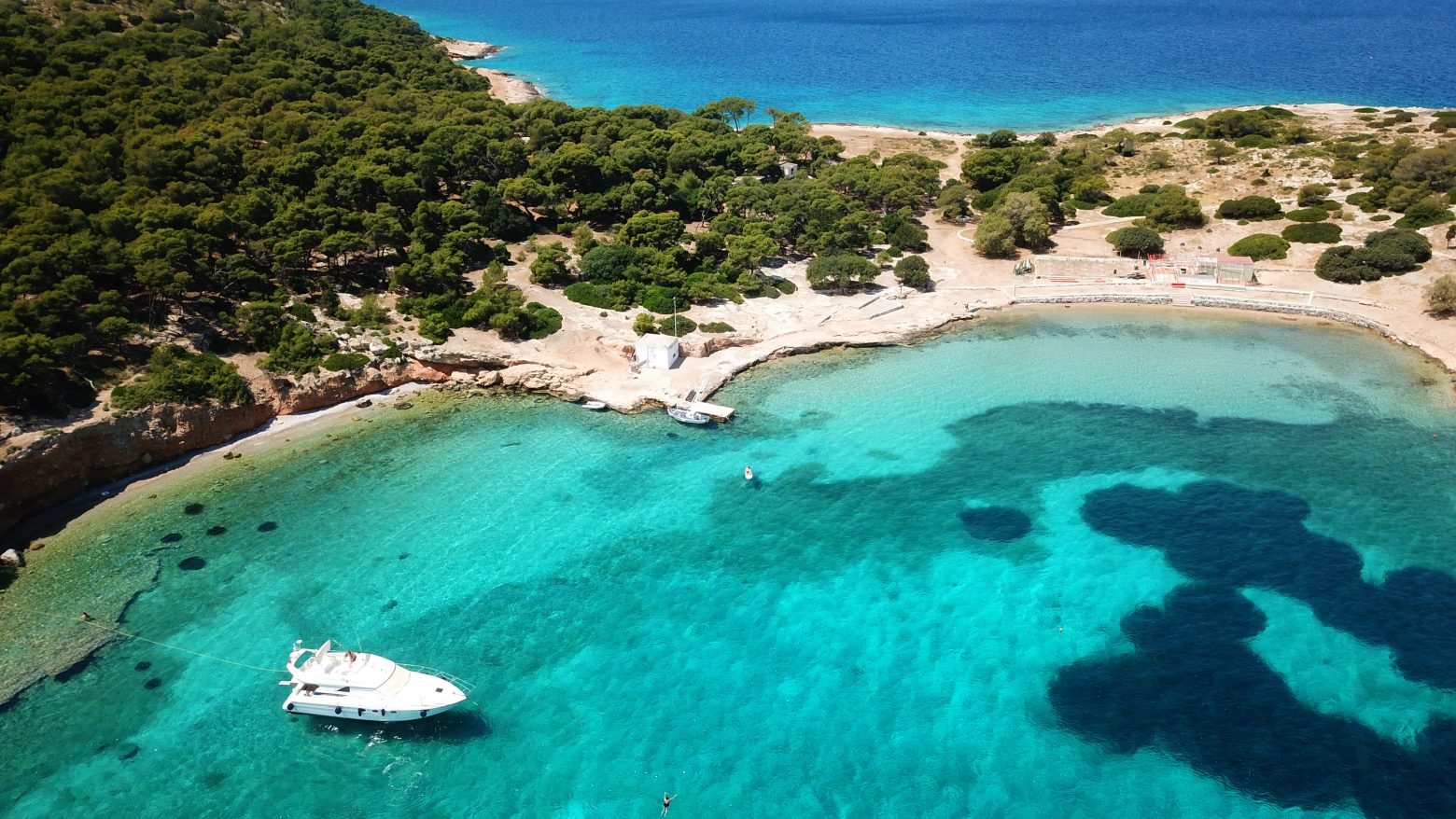 Μονή Αίγινας: Το νησάκι του Σαρωνικού με τα τιρκουάζ νερά και τα… παγώνια