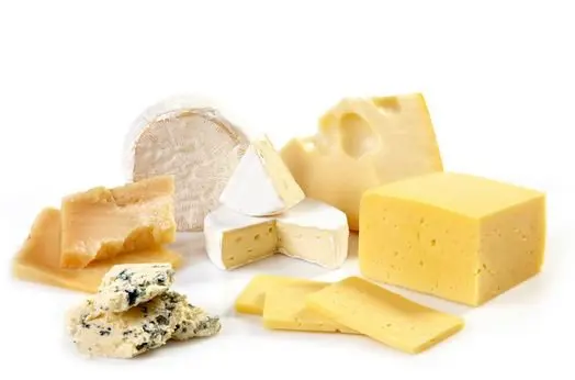 Γιατί είναι επικίνδυνο να τυλίξεις το τυρί με μεμβράνη στο ψυγείο;