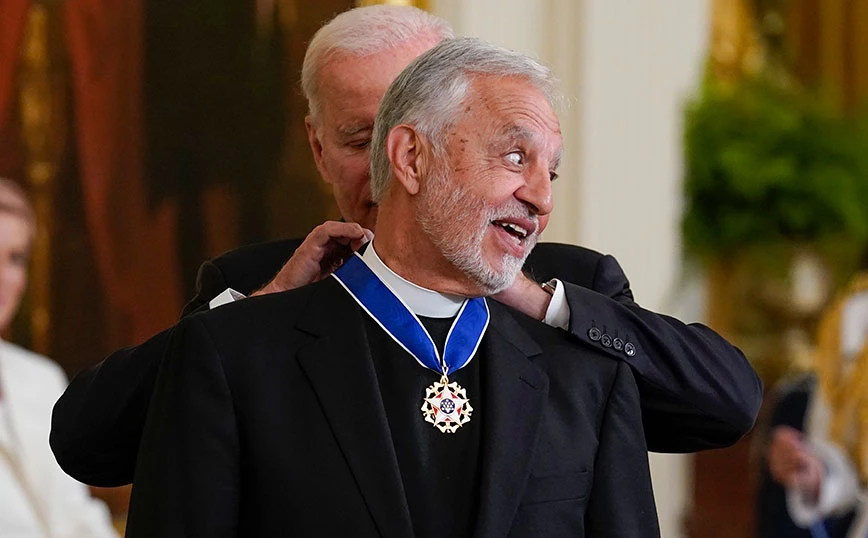 Πατήρ Αλέξανδρος Καρλούτσος: Τιμήθηκε με το Προεδρικό Μετάλλιο της Ελευθερίας από τον Τζο Μπάιντεν