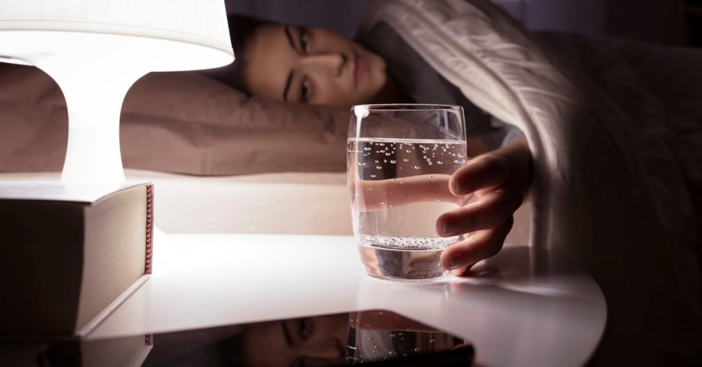 Πόσο σημαντικό είναι να πίνουμε ή να αποφεύγουμε το νερό πριν τον βραδινό ύπνο – Τα πιθανά οφέλη και οι κίνδυνοι