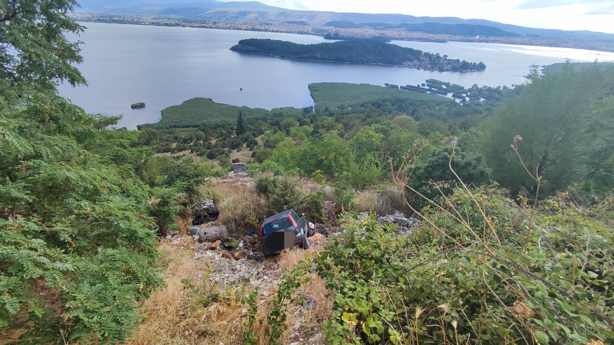 Ιωάννινα: Οδηγός έπεσε σε γκρεμό 10 μέτρων με το αυτοκίνητο – Ανασύρθηκε σώος (φώτο)
