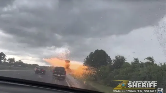 Η στιγμή που κεραυνός χτυπάει αυτοκίνητο στη Φλόριντα – Πρώτη φορά έγινε τόσο κοντινή λήψη (βίντεο)