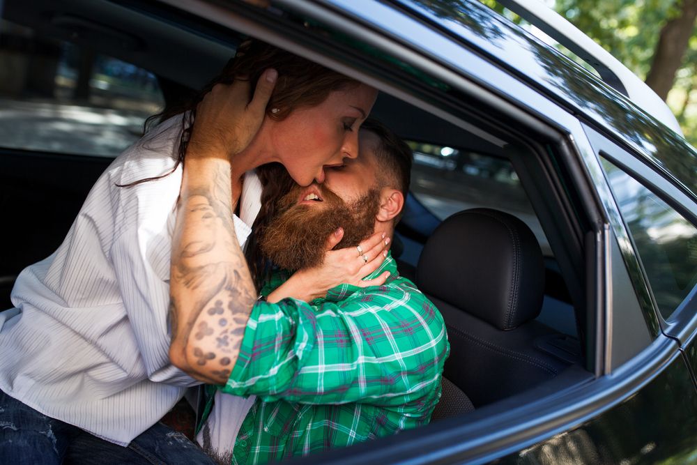 Σεξ στο αυτοκίνητο: 4+1 στάσεις που βολεύουν και θα σας «απογειώσουν»