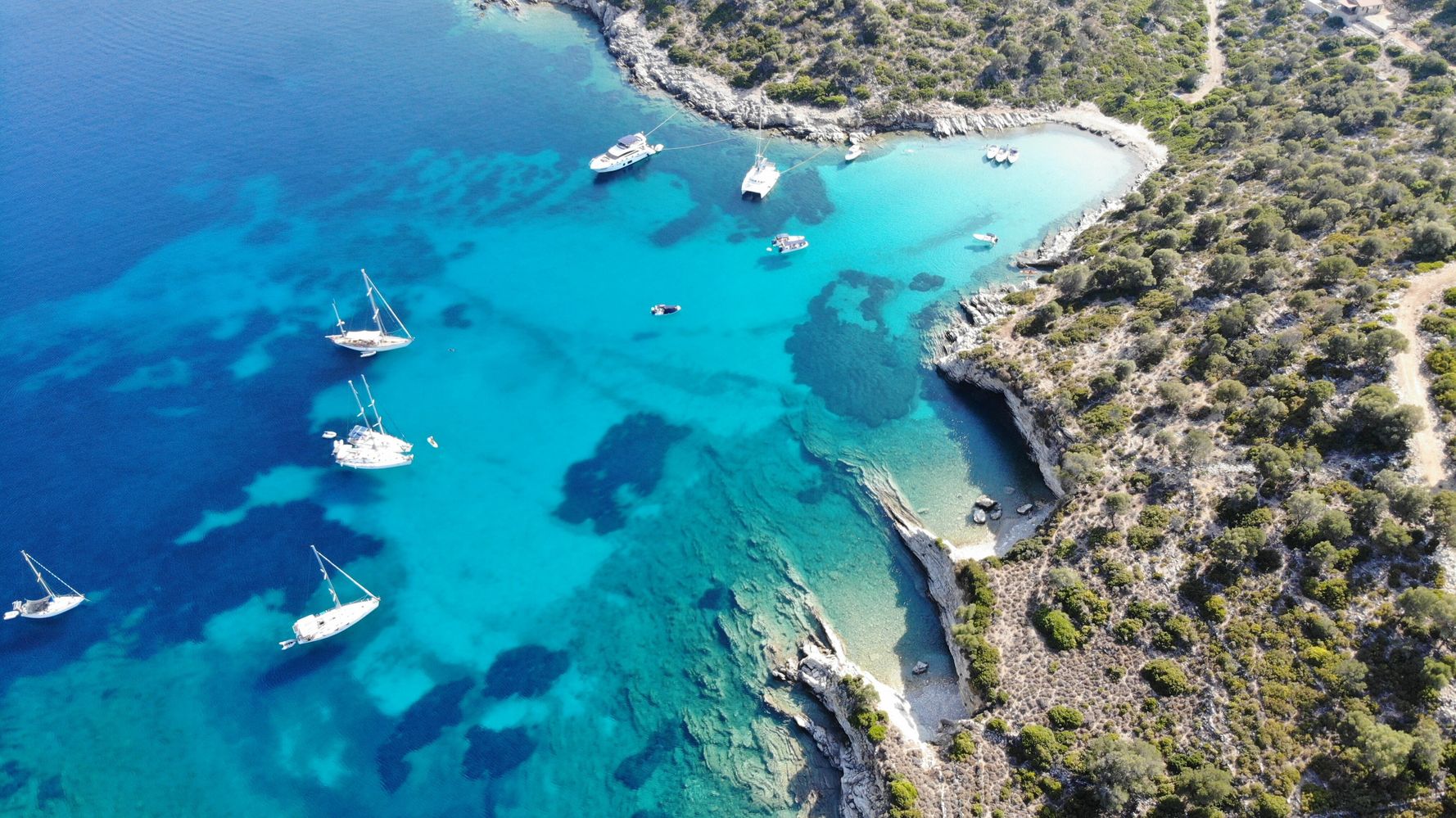 Καστός: Το μικρότερο κατοικημένο νησί του Ιονίου που αποτελεί έναν επίγειο παράδεισο