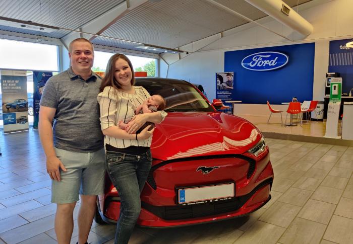 Viral έγινε μια γυναίκα που γέννησε μέσα σε μια Ford Mustang Mach-E (φωτο)