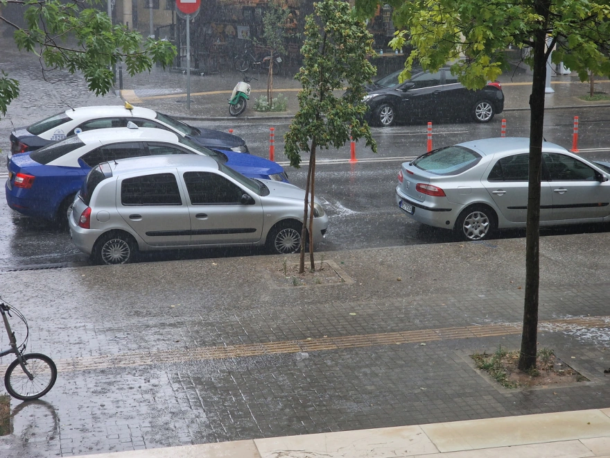 «Άνοιξαν» οι ουρανοί στη Θεσσαλονίκη – Καταιγίδα express πλήττει την πόλη