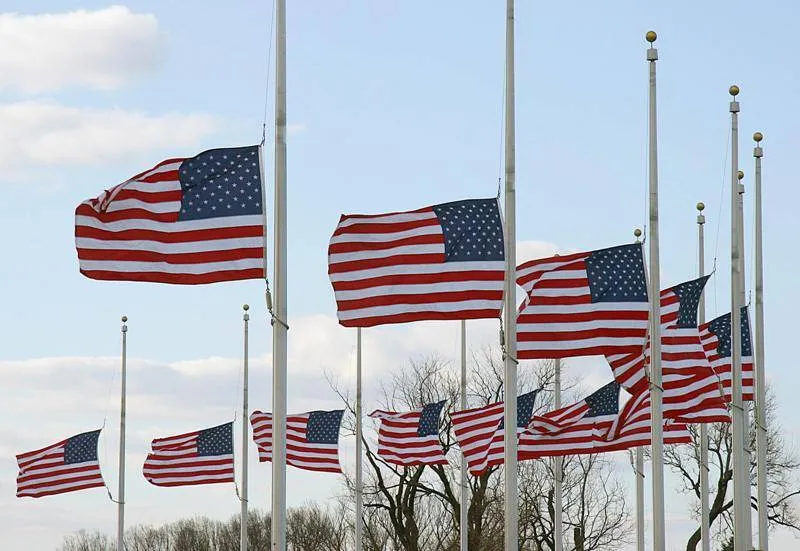 ΗΠΑ: Μεσίστιες οι σημαίες μετά τη δολοφονία του πρώην πρωθυπουργού της Ιαπωνίας Σίνζο Άμπε