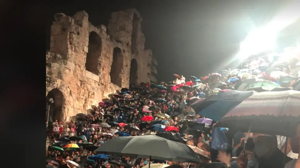 Διακόπηκε η συναυλία του Πορτοκάλογλου στο Ηρώδειο λόγω της βροχής