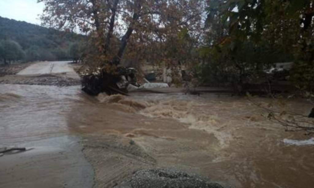 Η κακοκαιρία «χτύπησε» και τη Σκύρο – Κατέρρευσαν δύο γέφυρες