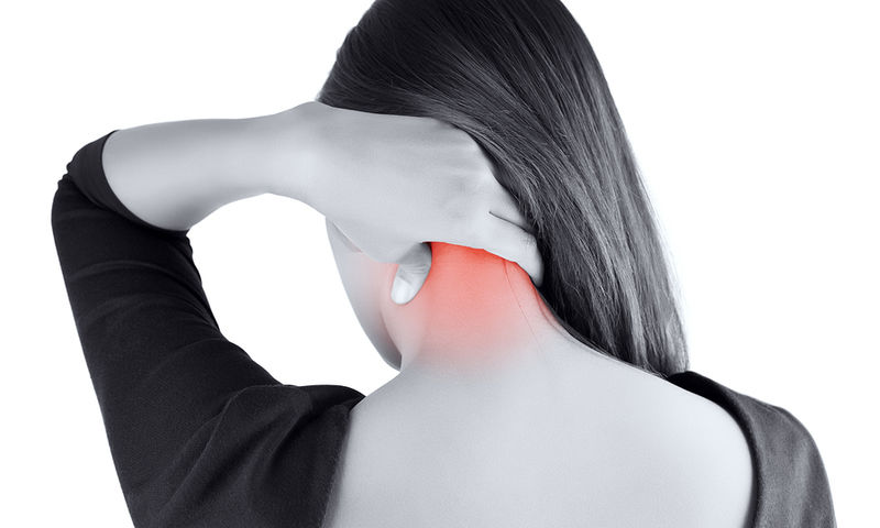 Πόνος στον αυχένα: Δύο γιατροσόφια που θα σας ανακουφίσουν άμεσα
