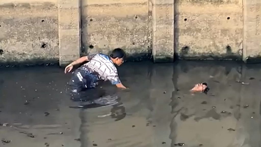 Ταϊλάνδη: «Πτώμα» επέπλεε σε βρώμικα νερά αλλά τελικά αποδείχτηκε πως έκανε απλά…διαλογισμό (βίντεο)