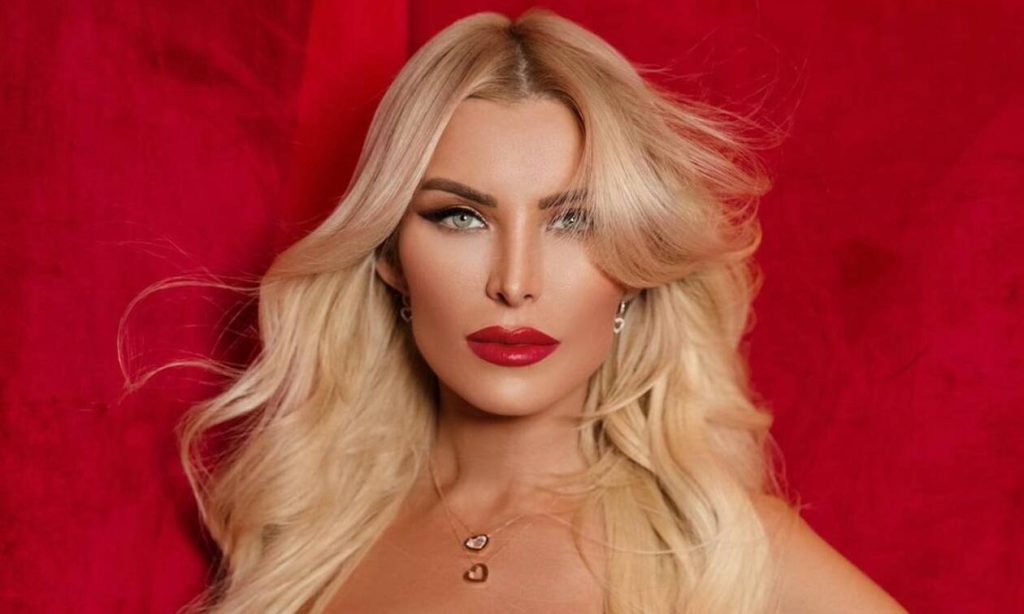 Κατερίνα Καινούργιου: Ποζάρει άβαφη χωρίς φίλτρα και με το μαγιό της (φώτο)